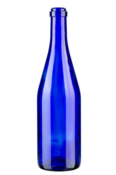 bottiglia di vino blu. bottiglia di vino verticale. - caravella portoghese foto e immagini stock