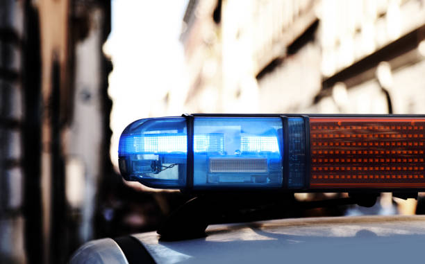 luci blu di una sirena di auto della polizia durante il pattugliamento nel cit - bologna napoli foto e immagini stock
