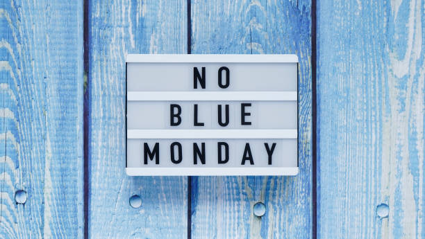 blue monday day banner concept. biała tablica z tekstem bez niebieskiego poniedziałku na niebieskim drewnianym tle, widok z góry, płaski lay. - blue monday zdjęcia i obrazy z banku zdjęć
