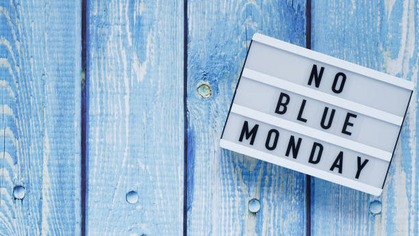 синий понедельник день баннер концепции. белая доска с текстом не синий понедельник на синем деревянном фоне, вид сверху, плоский лежал. коп - blue monday стоковые фото и изображения