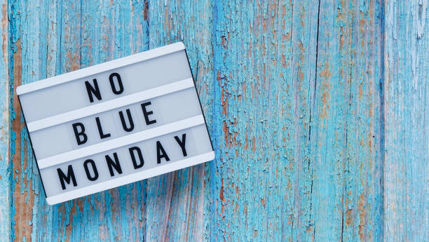 синий понедельник день баннер концепции. белая доска с текстом не синий понедельник на синем деревянном фоне, вид сверху, плоский лежал. коп - blue monday стоковые фото и изображения