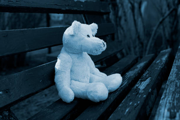 голубой понедельник, депрессия концепции. тедди медведь грустно сидеть на качелях. - blue monday стоковые фото и изображения