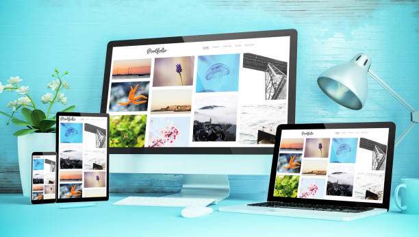 desktop blu reattivo con dispositivi che mostrano il sito web del portfolio reattivo - pagina web foto e immagini stock