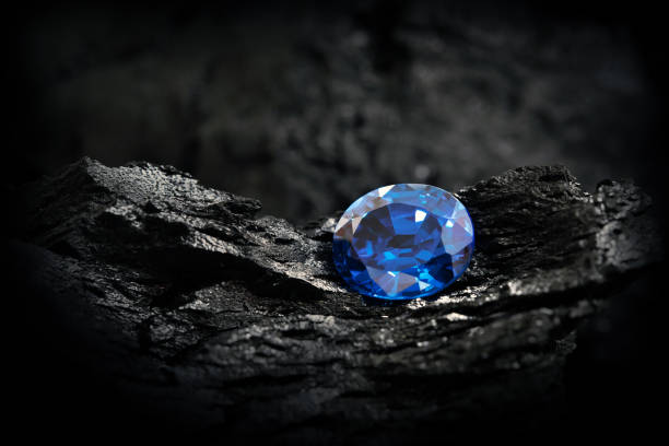 blue sapphir on black coal background - diamant ring display stockfoto's en -beelden