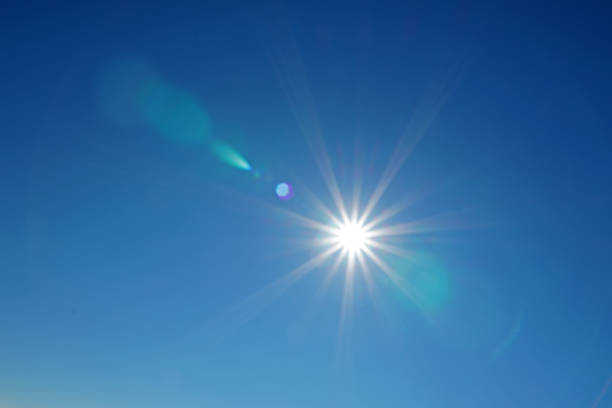 cielo azul y rayo de sol - sol fotografías e imágenes de stock