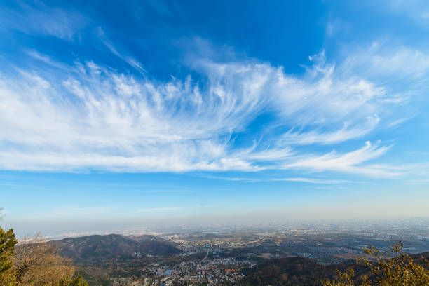 푸른 하늘과 흰 구름 도시 - 깨끗한 뉴스 사진 이미지