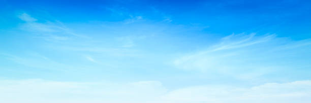blauwe hemel en witte wolken - bewolkt stockfoto's en -beelden