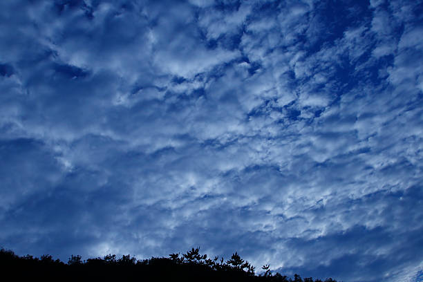 cielo azzurro con nuvole - kokcu foto e immagini stock