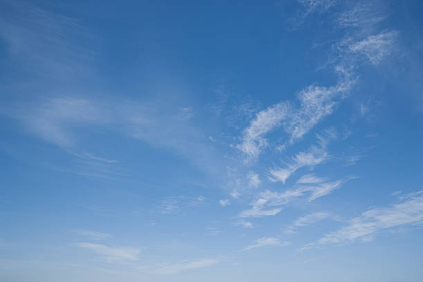 ciel bleu avec des nuages - ciel bleu photos et images de collection