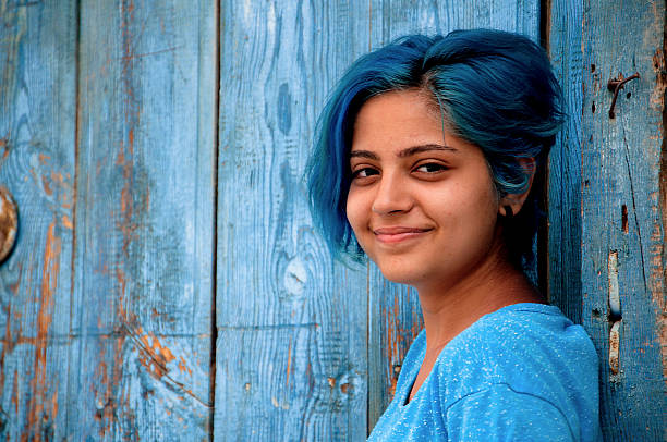 blue-haired young girl smiles - alleen tieners stockfoto's en -beelden