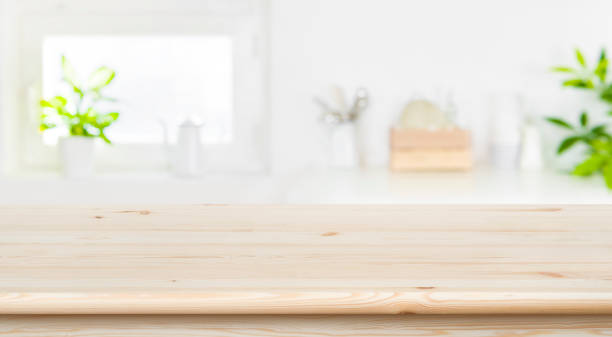 fundo interno da cozinha desfoque com top de mesa para exibição do produto - bancada de madeira branca - fotografias e filmes do acervo