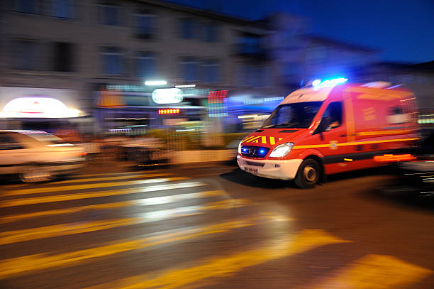 ambulance flou course à travers les rues de marseille - urgences france photos et images de collection