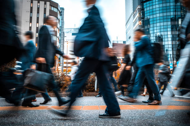 wazige zakenmensen op hun weg van het werk - street motion blur stockfoto's en -beelden