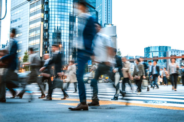onscherpe groep zakenmensen woon-werk verkeer op de straten van japan - street motion blur stockfoto's en -beelden