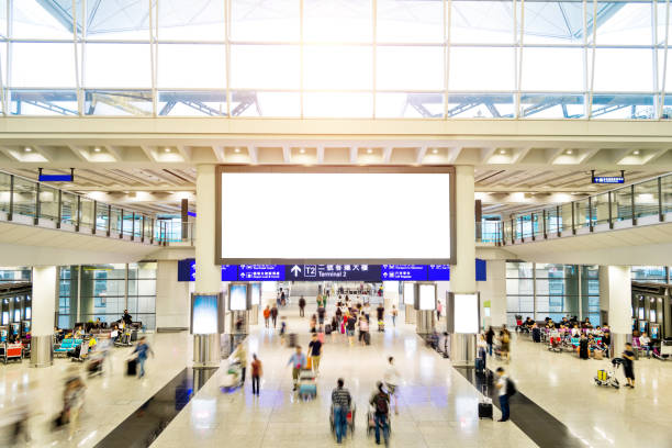persone sfocate e cartellone vuoto in aeroporto - aeroporto foto e immagini stock