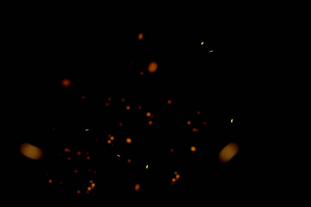 suddiga gnistor från elden framför svart backgound - partikel bildbanksfoton och bilder