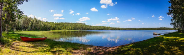 la barca è sul lago in una giornata estiva, panorama - finlandia laghi foto e immagini stock