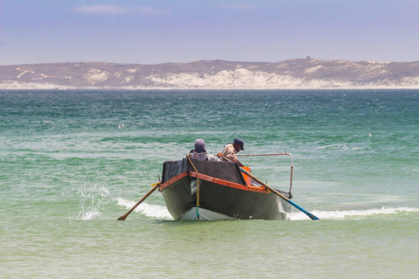 barca con due pescatori sulla spiaggia di paternoster sud africa - paternoster foto e immagini stock