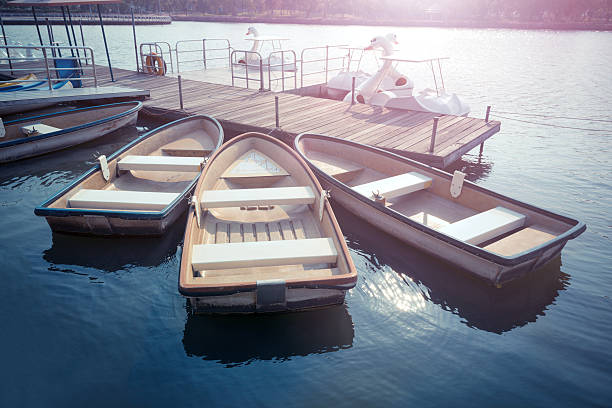 boats for rent in a park - fluisterboot stockfoto's en -beelden
