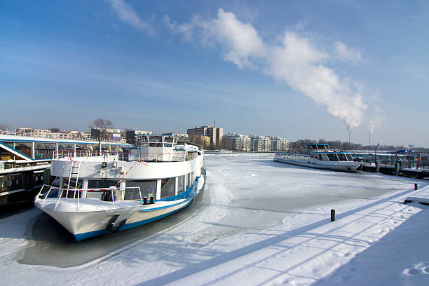 boats on a river (spree in berlin) - berlin snow stockfoto's en -beelden