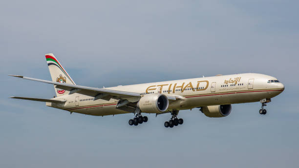 boeing 777 etihad airways nähert sich dem flughafen münchen - etihad airways stock-fotos und bilder