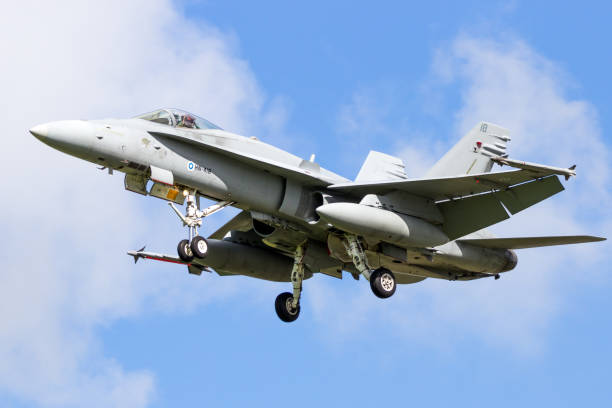 boeing f-18 hornet savaş uçağı - finland nato stok fotoğraflar ve resimler