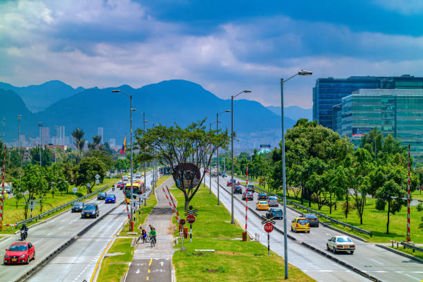 コロンビア、ボゴタ - 南アメリカのアンデスの首都、東の丘に向かってエルドラド大通りの北東を見下ろす - 連節バス 写真 ストックフォトと画像