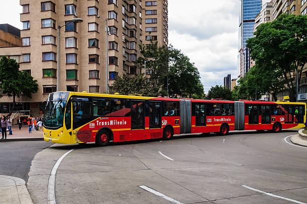 bogotá、コロンビア-transmilenio 都市交通機関の首都 - 連節バス 写真 ストックフォトと画像