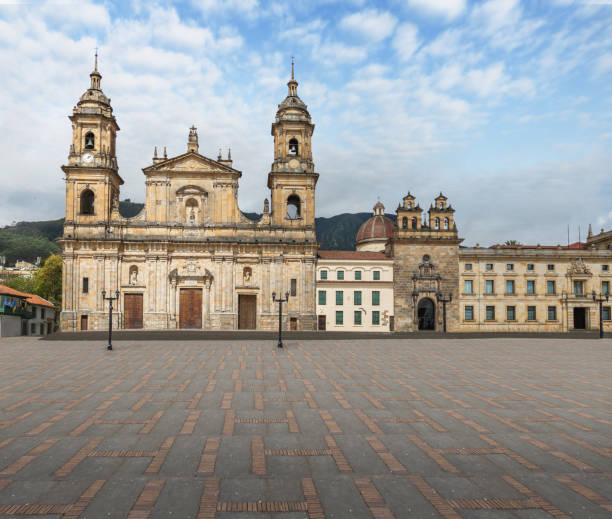 catedral de bogotá en la plaza de bolívar - bogotá, colombia - plaza de bolívar bogotá fotografías e imágenes de stock