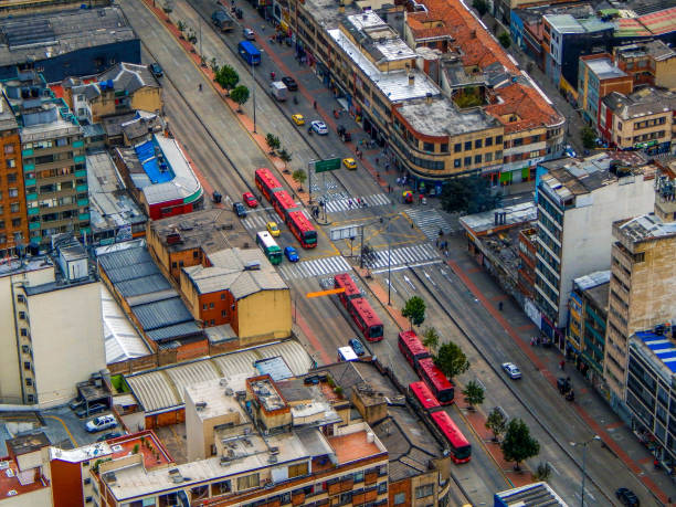 トランスミレニオバス付きの通りのボゴタの街並み - バス高速輸送システム 写真 ストックフォトと画像