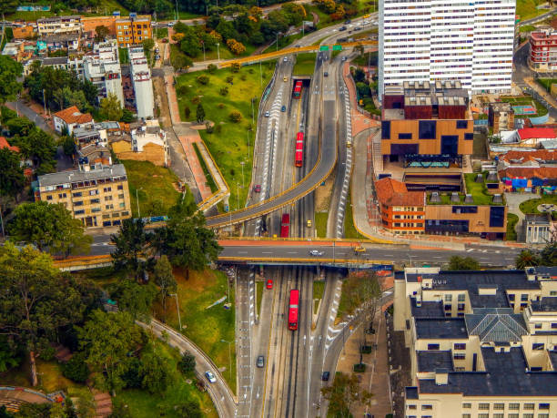 通りや橋、交差点のあるボゴタの街並み - バス高速輸送システム 写真 ストックフォトと画像