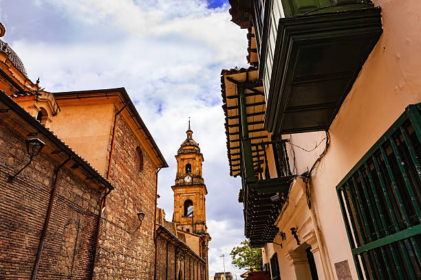 bogotá, colombia: mirando hacia arriba en el campanario de la catedral primada - plaza de bolívar bogotá fotografías e imágenes de stock