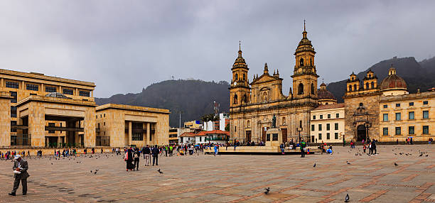 bogotá, colombia: vista panorámica de la plaza bolívar en la capital andina; se ven la corte suprema y la catedral primada - plaza de bolívar bogotá fotografías e imágenes de stock