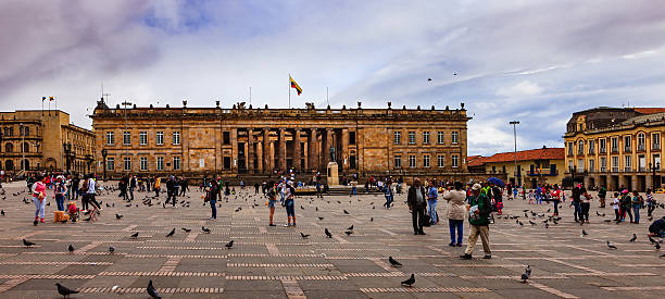 bogotá, colombia: vista panorámica del edificio del parlamento colombiano en la plaza bolívar en una tarde nublada - plaza de bolívar bogotá fotografías e imágenes de stock