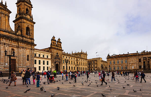 bogotá, colombia - plaza bolívar arquitectura colonial española clásica - plaza de bolívar bogotá fotografías e imágenes de stock