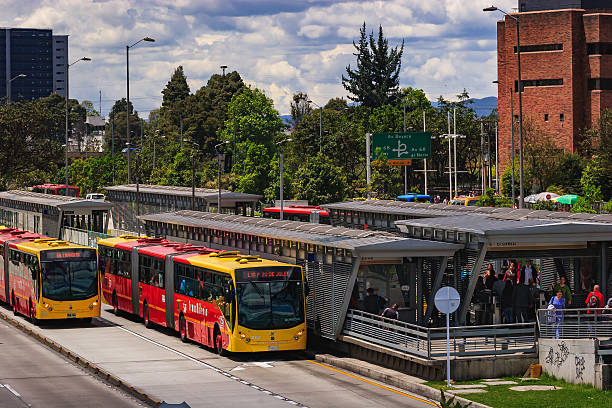 bogotá、コロンビア-transmilenio 駅、エル・グレコ salitre - バス高速輸送システム 写真 ストックフォトと画像