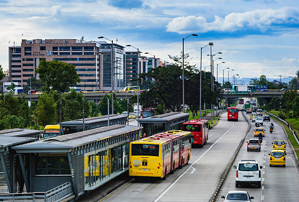 avenida ボゴタでは、コロンビアのエルドラド空港 - 連節バス 写真 ストックフォトと画像