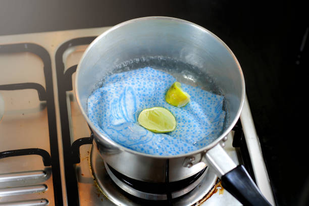 merebus lemon dengan lap untuk mendeodorisasi dan membersihkan - air freshener potret stok, foto, & gambar bebas royalti
