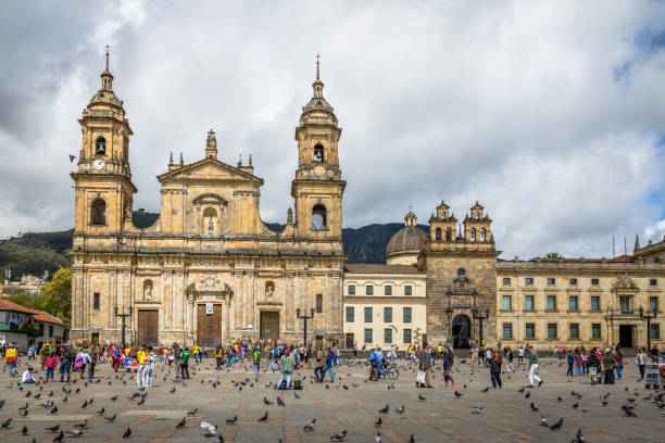 plaza de bolívar y catedral - bogotá, colombia - plaza de bolívar bogotá fotografías e imágenes de stock