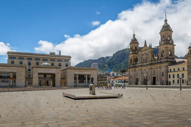 plaza de bolívar con la catedral y palacio de justicia colombiana - bogotá, colombia - plaza de bolívar bogotá fotografías e imágenes de stock