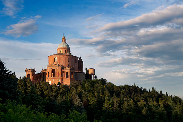 bologna: san luca santuario al tramonto - bologna foto e immagini stock