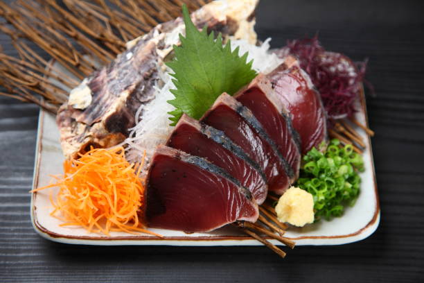 placca di bonito sashimi - tonnetto foto e immagini stock