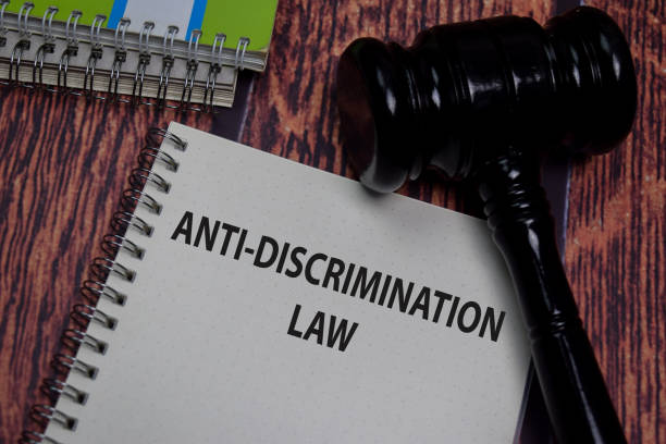 libro sobre anti - ley de discriminación aislada en mesa de madera. - prejuicio fotografías e imágenes de stock