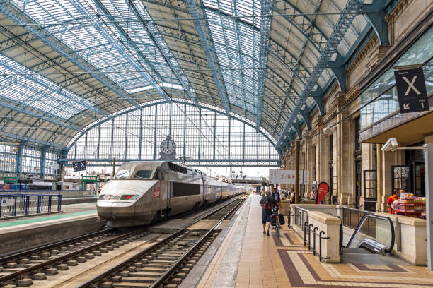 bordeaux-saint-jean, gare ferroviaire principale de bordeaux, france - tgv photos et images de collection