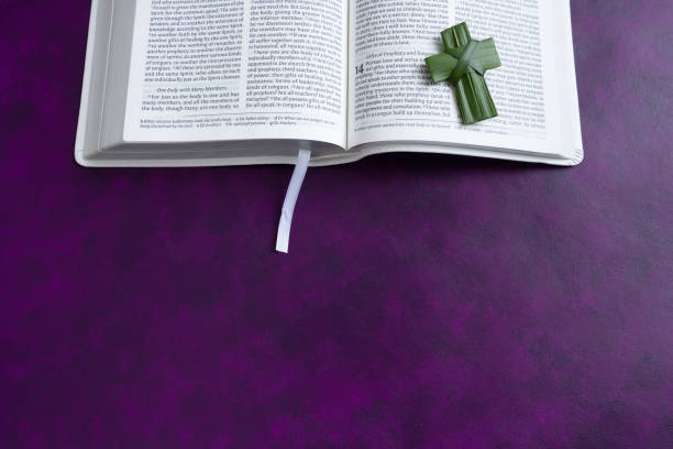 bordure de la bible avec croix de palmier sur fond violet - good friday photos et images de collection