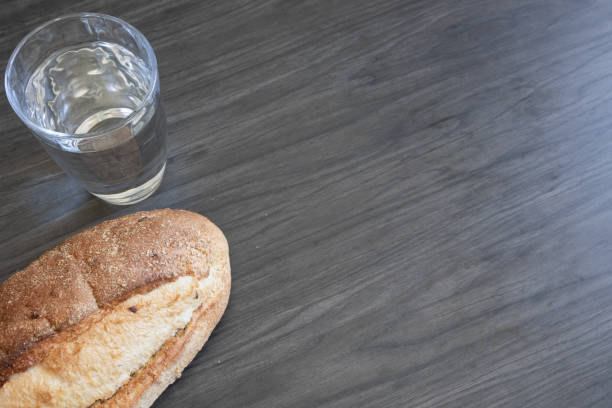 bordure de pain et de verre d’eau - good friday photos et images de collection