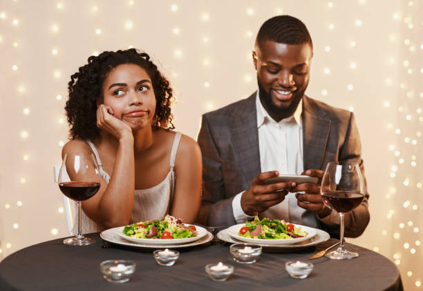 uttråkad ung kvinna på dejt i restaurang - boring date bildbanksfoton och bilder