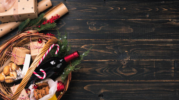 butelka czerwonego wina w świątecznym koszu. - christmas table zdjęcia i obrazy z banku zdjęć