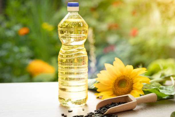fles zonnebloemolie - price tag stockfoto's en -beelden