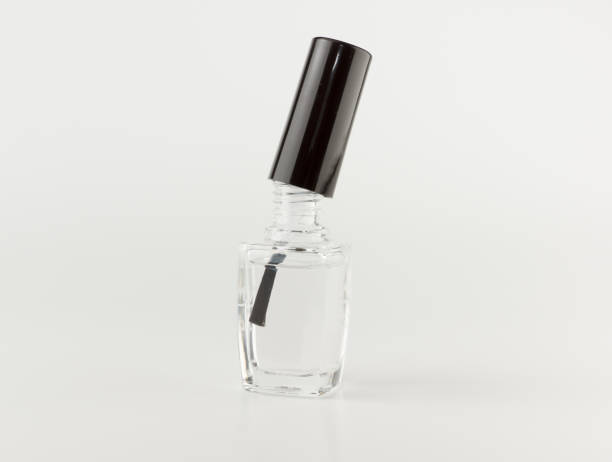 fles met nagellak geïsoleerd - nail polish bottle close up stockfoto's en -beelden